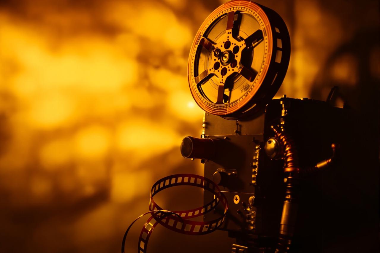 成人午夜福利视频上映日历《云端之上》海报